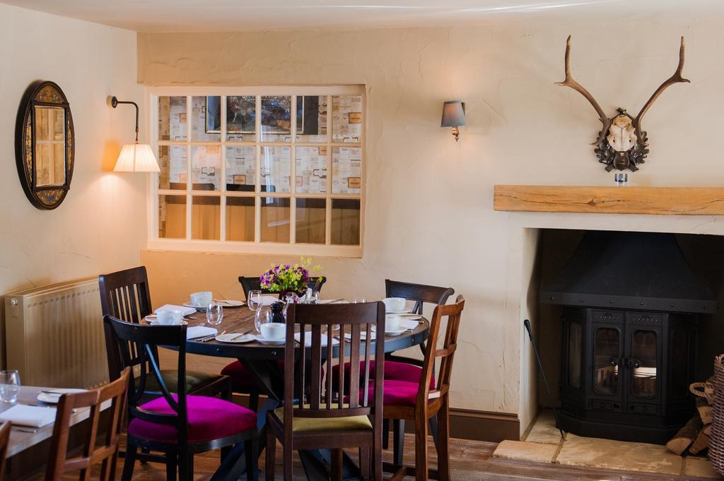The White Hart, Overton Overton  Buitenkant foto