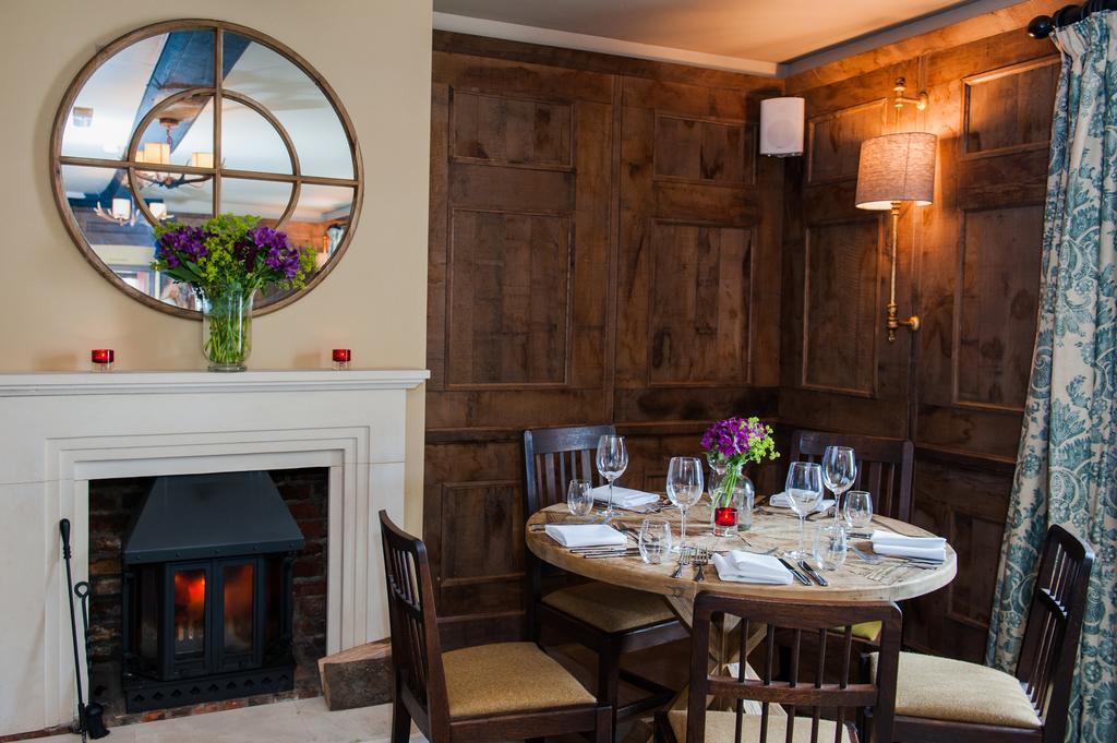 The White Hart, Overton Overton  Buitenkant foto